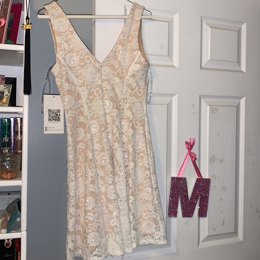 Lace short formal dress - Picture 3 of 3